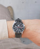Reloj Casio MTP-1374PL-1A con esfera negra y correa de cuero negro lifestyle