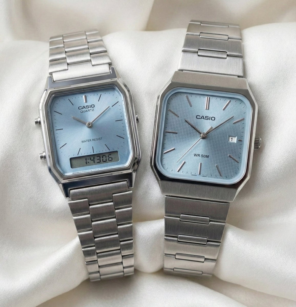 Dos relojes Casio de pareja con esfera celeste y brazalete de acero