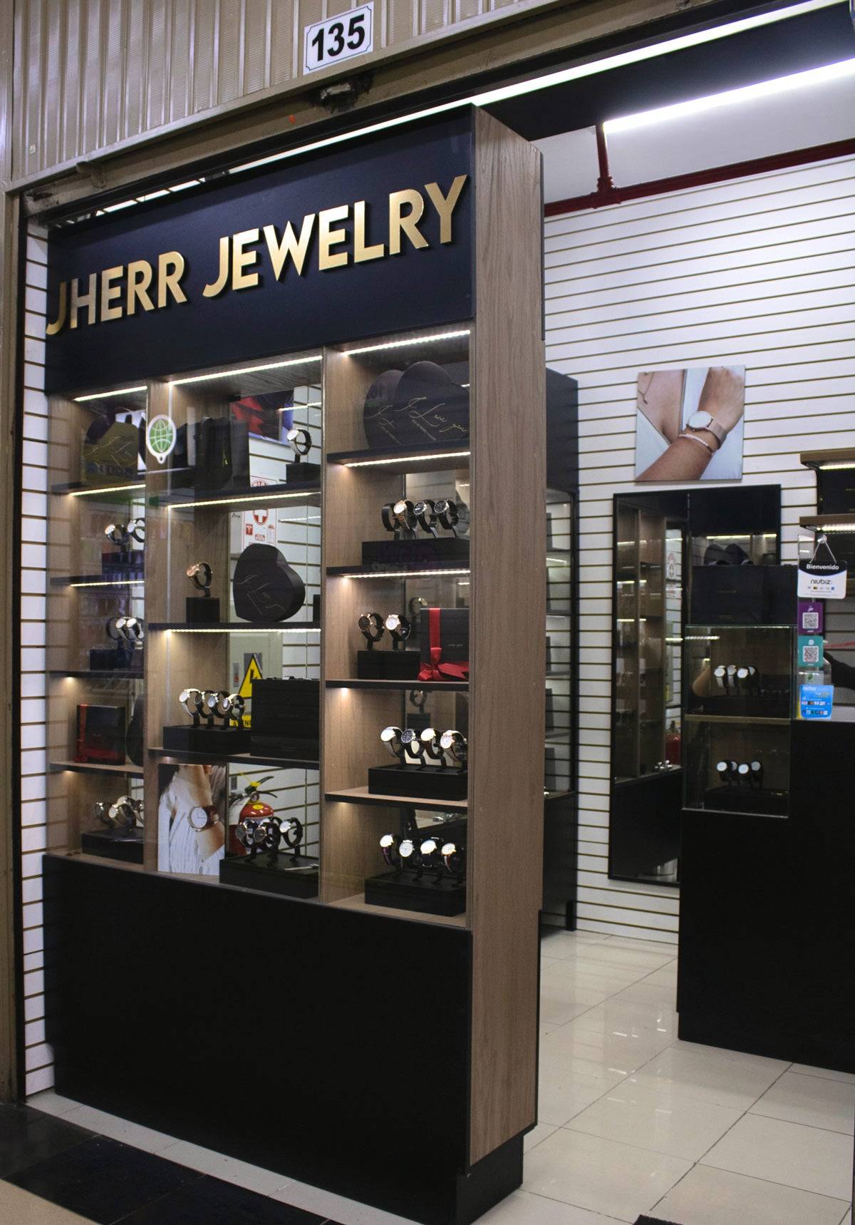 Tienda física Jherr de relojes en Perú - calidad y atención personalizada